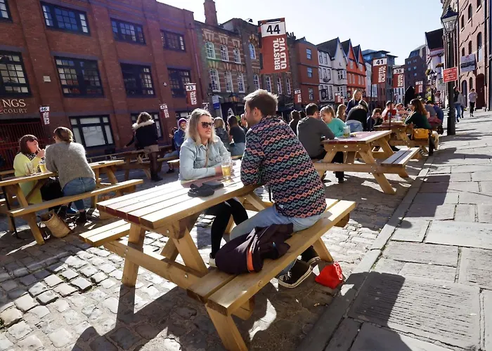 Historic Townhouse & Garden On Christmas Steps 布里斯托