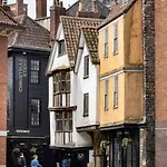 Historic Townhouse & Garden On Christmas Steps Holiday home Bristol