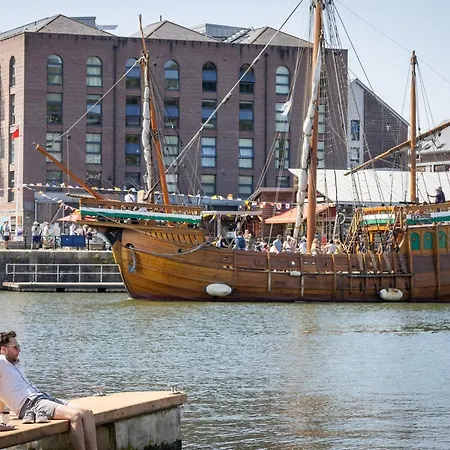 Historic Townhouse & Garden On Christmas Steps Bristol