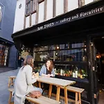 Semesterbostad Historic Townhouse & Garden On Christmas Steps Bristol