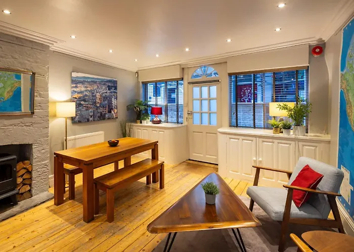 Historic Townhouse & Garden On Christmas Steps Bristol