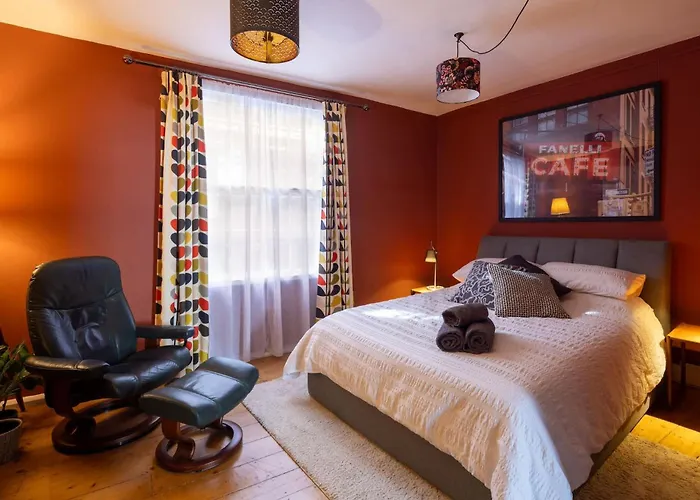 Historic Townhouse & Garden On Christmas Steps Сasa de vacaciones